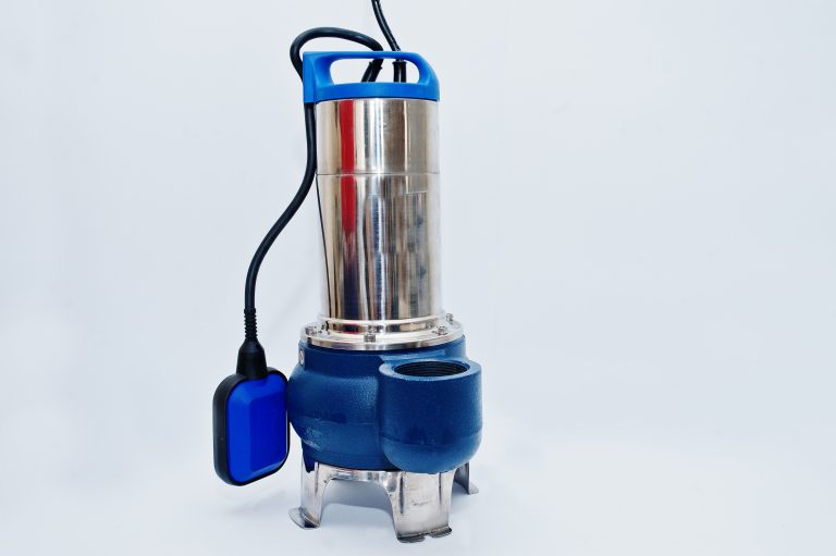 pompe air eau submersible à puits profonds isolée sur fond blanc