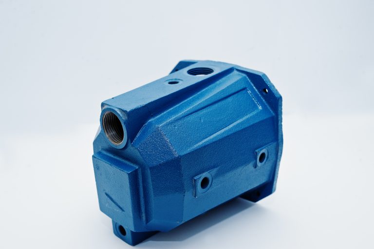 pompe reversible pièce de rechange pour pompe à eau du moteur isolée sur fond blanc