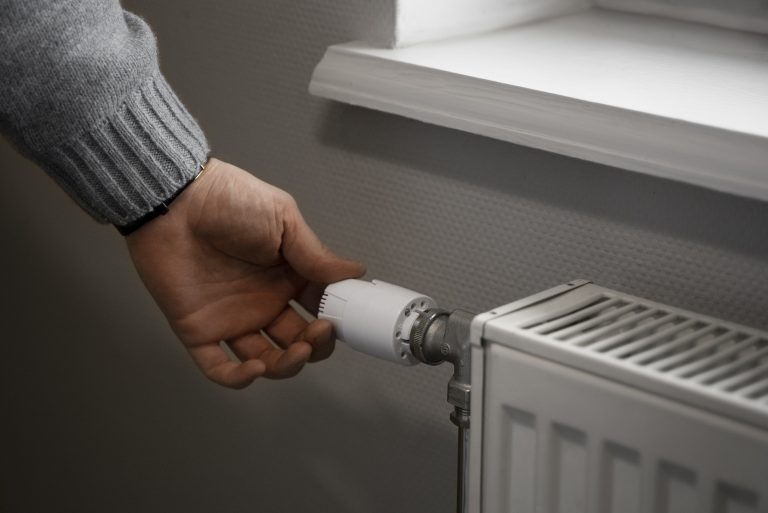 radiateur pompe à chaleur installé à l'extérieur d'une maison moderne