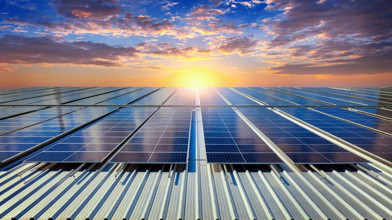 solarothermique panneaux solaires sur le toit, énergie renouvelable propre