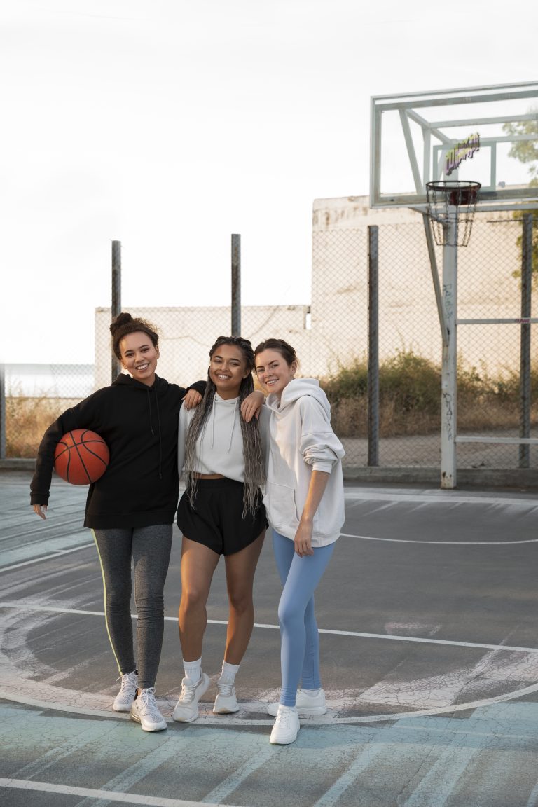 teamao 4 frisquet femmes jouant au basketball sur un terrain extérieur