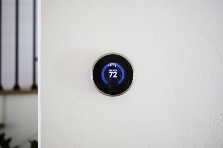 température d eau chaude sanitaire réglée sur un thermostat numérique moderne à la maison