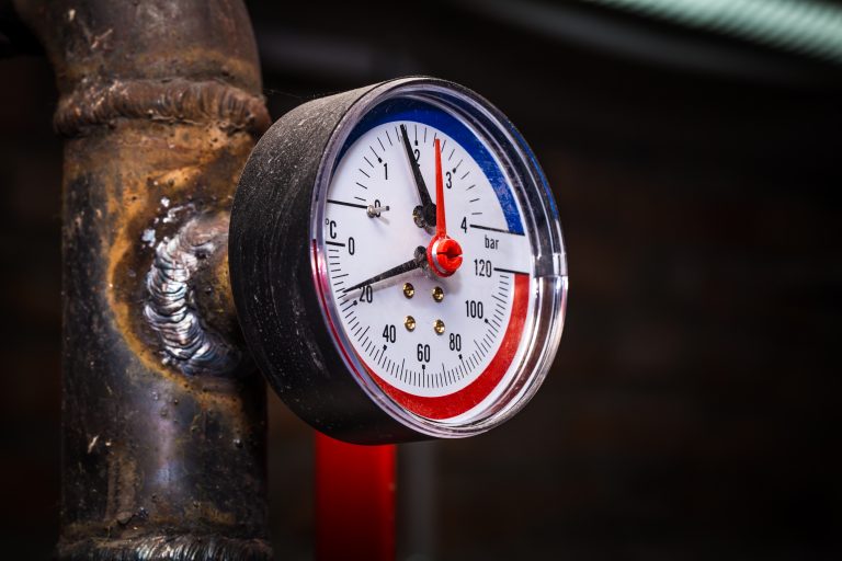 température eau pompe à chaleur prise de vue rapprochée extérieure d'une pompe à chaleur domestique