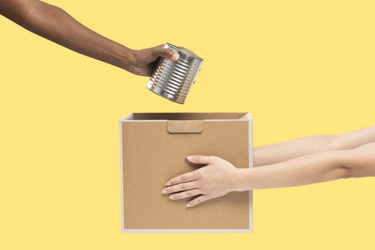 une pac illustrant un don de conserves pour une campagne caritative