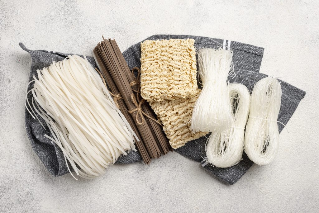 yutaki s, assortiment de nouilles non cuites vu de dessus sur fond sombre