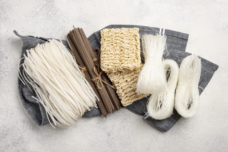 yutaki s, assortiment de nouilles non cuites vu de dessus sur fond sombre