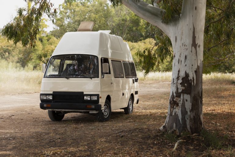 yutaki s80 combi camping-car vide près d'un grand arbre, idéal pour les voyages en famille ou entre amis