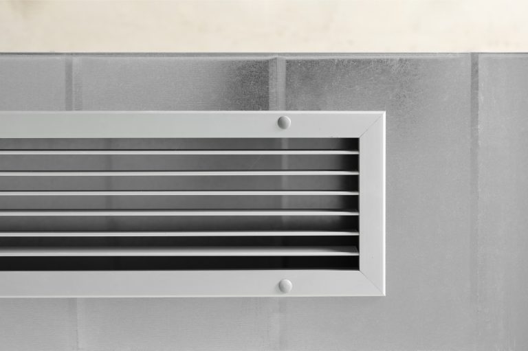 zubadan silence r32 pompe à chaleur extérieure installée à côté d'une maison moderne