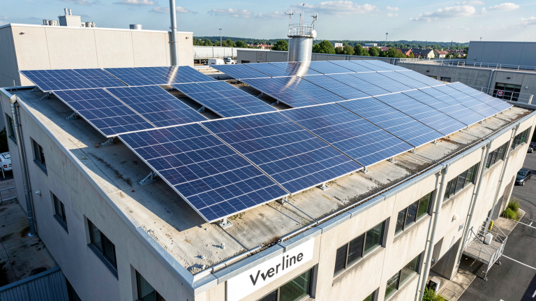 groupe verlaine panneaux photovoltaïques installés sur le toit d'un bâtiment industriel, capturés en haute résolution avec lumière naturelle