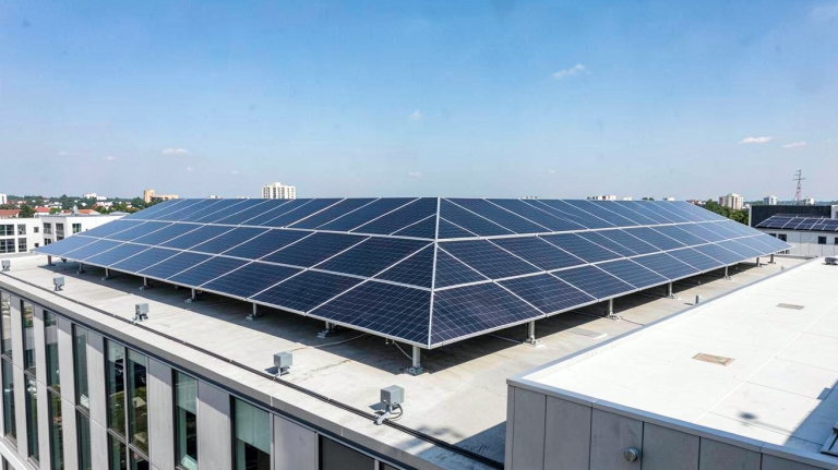 groupe Verlaine photovoltaïque installé sur le toit d'un bâtiment urbain moderne avec des panneaux solaires noirs