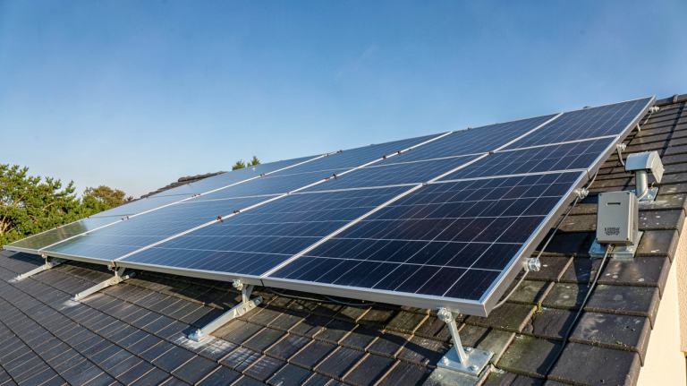 leroy merlin photovoltaique installation de panneaux solaires sur une toiture de maison individuelle